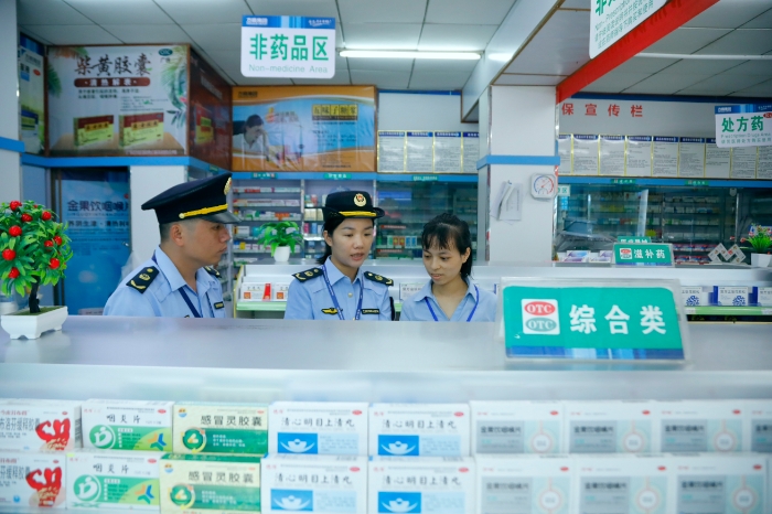 圖為6月25日，南陽鎮(zhèn)市場監(jiān)管所執(zhí)法人員在一家藥店進(jìn)行檢查。（何正君 攝）