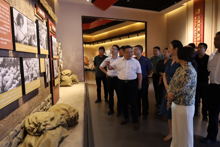 圖為第五分局黨員在沂蒙精神厲家寨展覽館參觀學習。趙蘭芳 攝