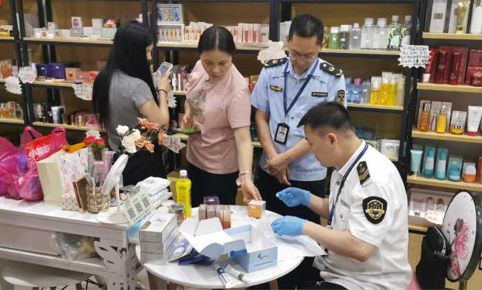 圖為抽樣人員在一家商店對(duì)化妝品進(jìn)行快檢。（李方攝）