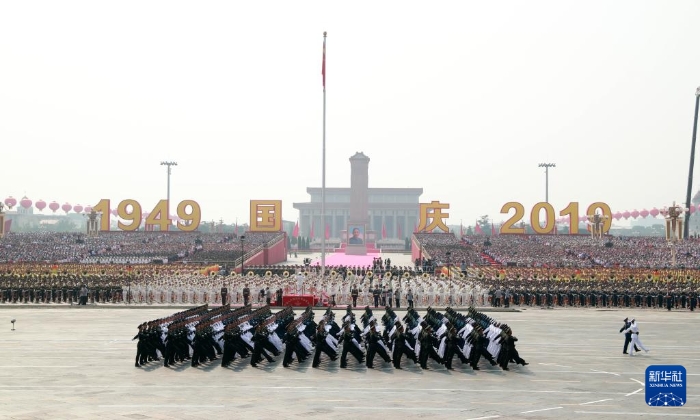 1 2019年10月1日上午，慶祝中華人民共和國成立70周年大會在北京天安門廣場隆重舉行。這是領(lǐng)導(dǎo)指揮方隊(duì)接受檢閱。新華社記者 龐興雷 攝