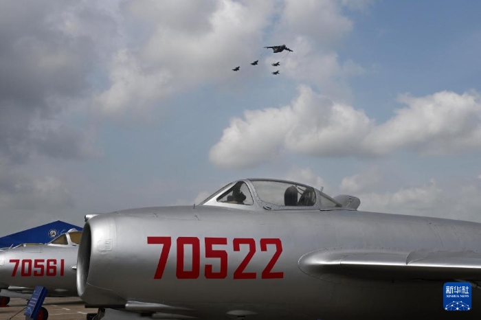在空軍航空開放活動·長春航空展上，運(yùn)油-20和殲-20、殲-16加油編隊(duì)從米格-15飛機(jī)上空飛過（2023年7月29日攝）。新華社發(fā)（余紅春 攝）