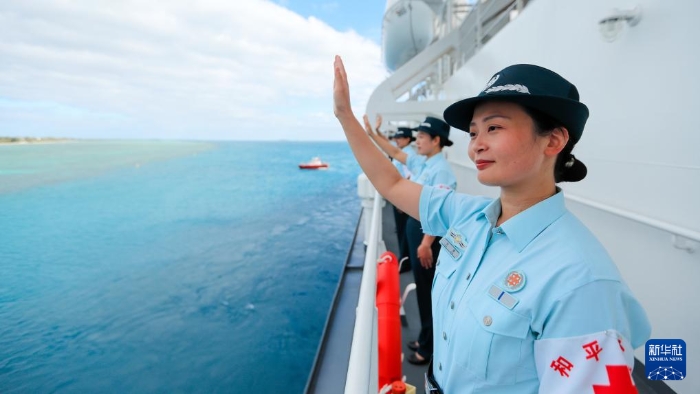 中國海軍“和平方舟”號醫(yī)院船結(jié)束訪問湯加時(shí)，任務(wù)官兵中的文職人員向歡送人群揮手告別（2023年8月4日攝）。新華社發(fā)（徐巍 攝）
