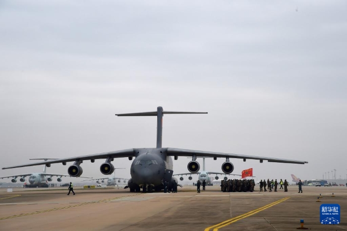 空軍出動3型11架運(yùn)輸機(jī)多地同步向武漢空運(yùn)醫(yī)療隊(duì)員（2020年2月13日攝）。新華社記者 黎云 攝