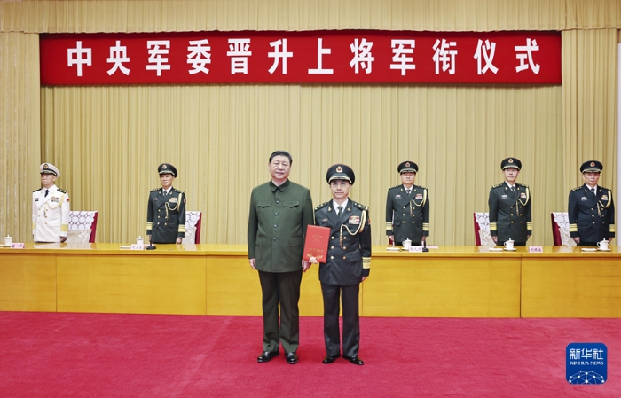 7月9日，中央軍委晉升上將軍銜儀式在北京八一大樓舉行。中央軍委主席習近平向晉升上將軍銜的中央軍委政治工作部常務副主任何宏軍頒發(fā)命令狀。新華社記者 李剛 攝