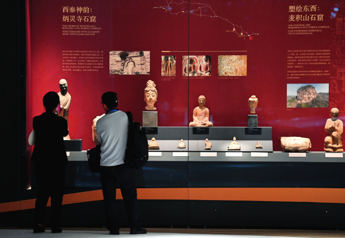 在陜西歷史博物館秦漢館，觀眾參觀“從長安出發(fā)：絲路申遺成功十周年主題展”（2024年5月18日攝）姜克紅攝 / 本刊