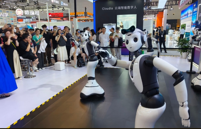 2024年7月5日，在上海舉行的2024世界人工智能大會上，一家人工智能公司推出的“具身智能本體”跳舞機器人，吸引觀眾前來參觀。新華社記者 黃曉勇 攝