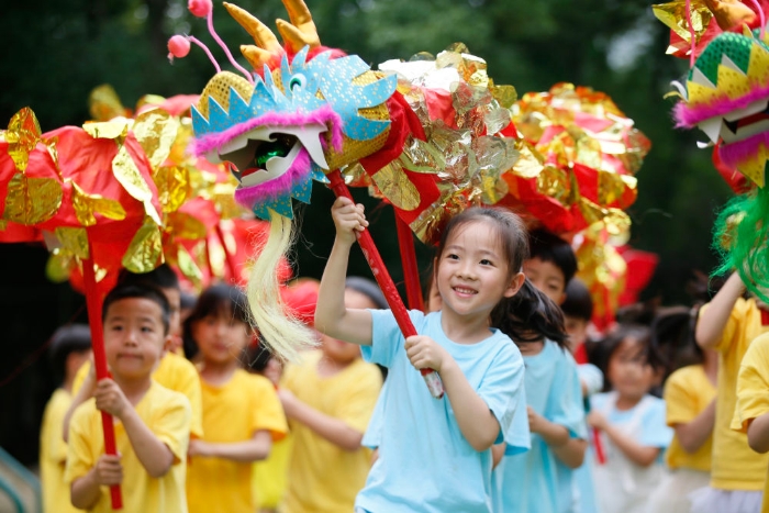 2024年5月30日，浙江省溫嶺市中心幼兒園的小朋友在舞龍。新華社發(fā)（周學(xué)軍 攝）
