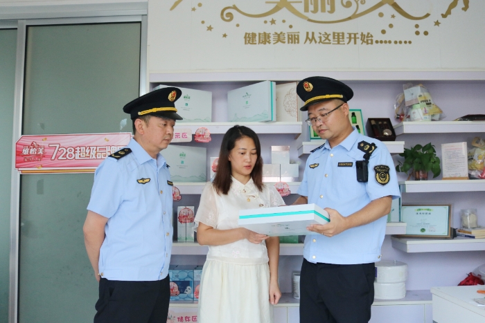 圖為該局執(zhí)法人員在一家化妝品專賣店檢查化妝品標(biāo)簽。