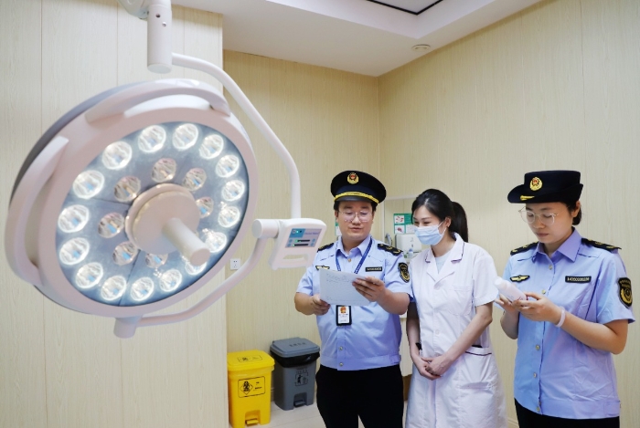 圖為8月7日，該局監(jiān)管人員在一家醫(yī)療美容機(jī)構(gòu)檢查醫(yī)療器械。