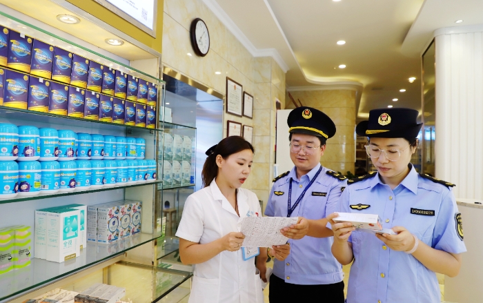 圖為8月7日，該局監(jiān)管人員在一家眼鏡店檢查隱形眼鏡。