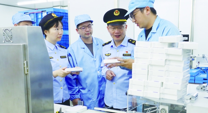 圖為仙居縣藥品檢查員對浙江豐安生物制藥有限公司新生產(chǎn)線開展GMP符合性現(xiàn)場指導(dǎo)。