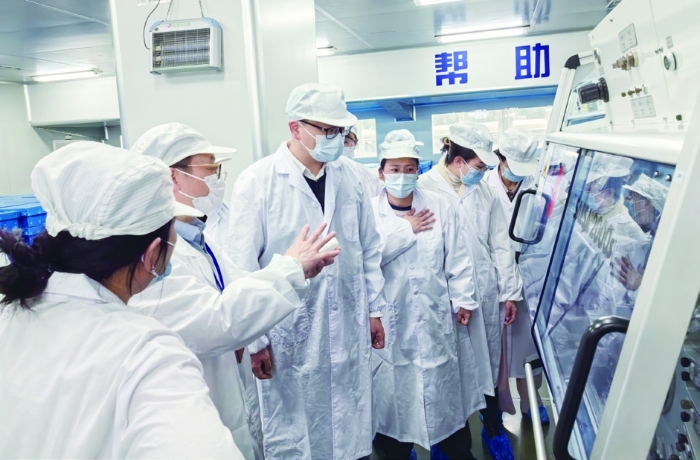 圖為2024年浙江省化妝品職業(yè)檢查“尖兵領(lǐng)航”工程組織檢查員在牙膏生產(chǎn)企業(yè)開展實(shí)訓(xùn)。 浙江省藥監(jiān)局供圖