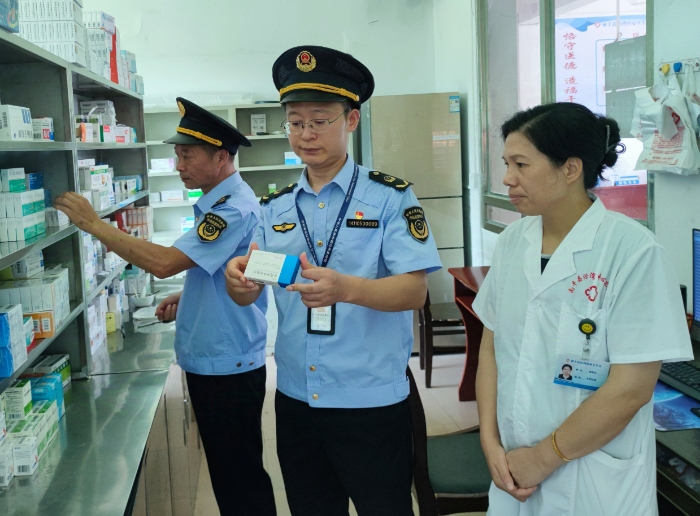 圖為該局執(zhí)法人員在一家鄉(xiāng)鎮(zhèn)衛(wèi)生院檢查藥品有效期。（鄢國(guó)卿 攝）