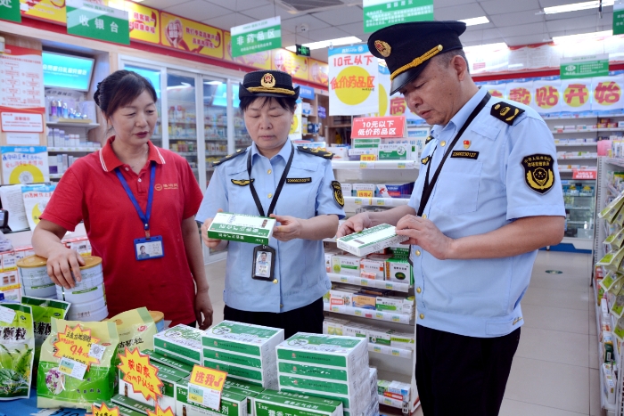 圖為8月12日，該局執(zhí)法人員在一家藥店檢查藥品質(zhì)量。