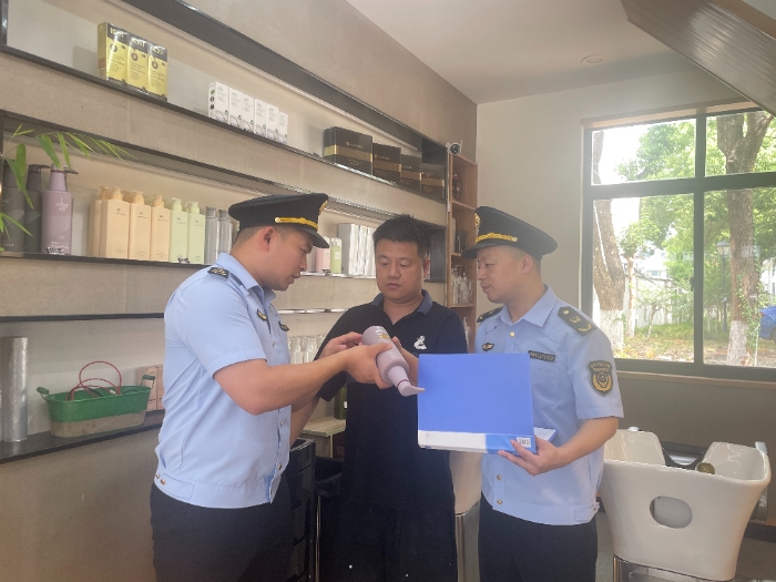 圖為該局執(zhí)法人員在一家美容美發(fā)店檢查洗護(hù)用品。（孫建新 胡紅鈺攝）