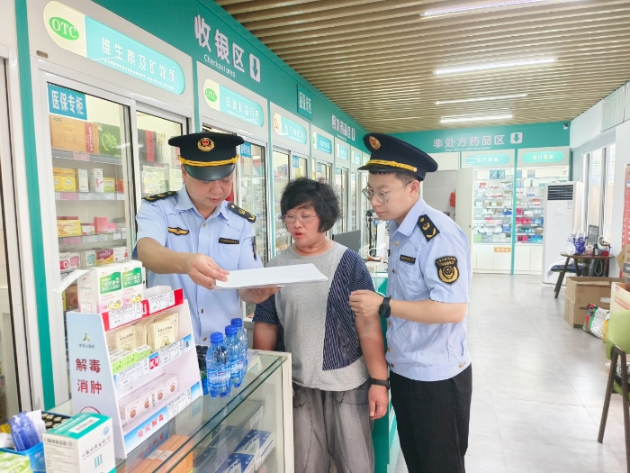 圖為該局執(zhí)法人員在一家藥店現(xiàn)場(chǎng)檢查其經(jīng)銷(xiāo)臺(tái)賬記錄的相關(guān)信息等。