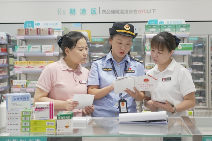 圖為8月28日，該局執(zhí)法人員向藥店經(jīng)營者解讀《藥品管理法》。（劉曉紅 董黎攝）.jpg
