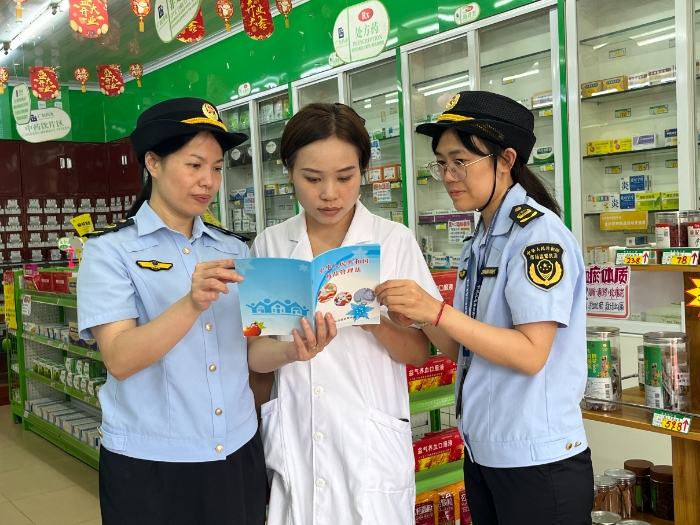 圖為8月28日，該局執(zhí)法人員會(huì)同上思縣市場(chǎng)監(jiān)管局在一家藥店向從業(yè)人員派發(fā)宣傳資料。（廖開軍 凌莉萍 攝）
