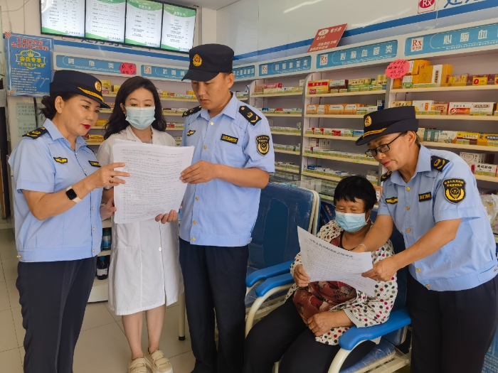 圖為該局執(zhí)法人員在一家藥店開(kāi)展普法宣傳活動(dòng)。