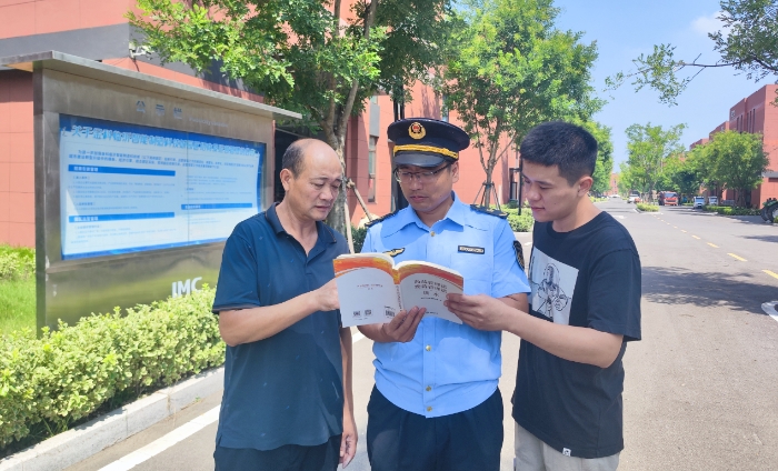 圖為第五分局向企業(yè)和社會(huì)公眾普及藥械化相關(guān)法律法規(guī)。（楊永波 攝）