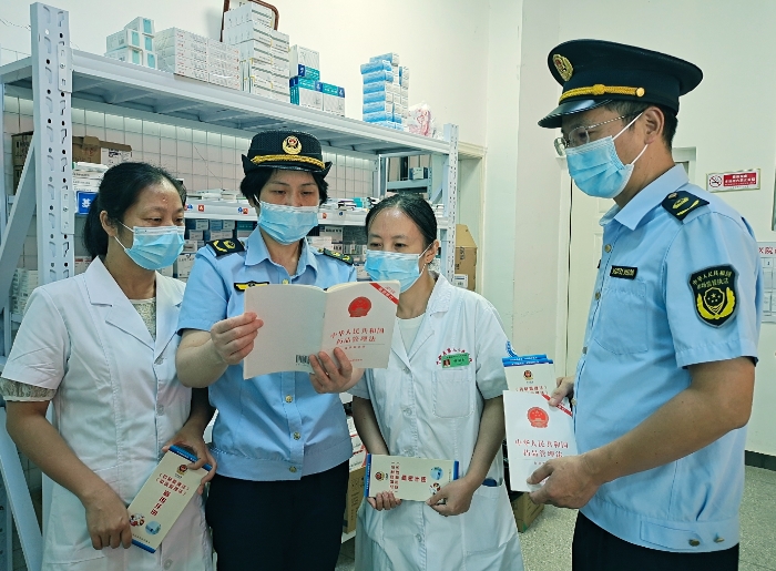 圖為8月29日，該局監(jiān)管人員在醫(yī)療機(jī)構(gòu)宣傳《藥品管理法》。
