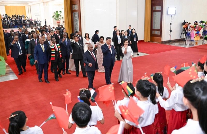 9月4日晚，國(guó)家主席習(xí)近平和夫人彭麗媛在北京人民大會(huì)堂舉行宴會(huì)，歡迎來(lái)華出席中非合作論壇北京峰會(huì)的非方及國(guó)際貴賓。這是在前往宴會(huì)廳沿途，少年兒童對(duì)國(guó)際貴賓表示熱烈歡迎。新華社記者 張領(lǐng) 攝