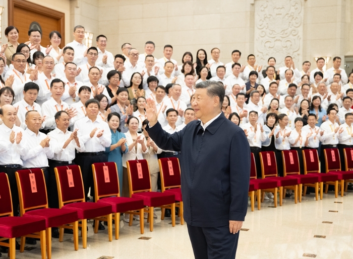 9月9日，黨和國家領(lǐng)導(dǎo)人習(xí)近平、李強(qiáng)、蔡奇、丁薛祥等在北京接見參加慶祝第四十個(gè)教師節(jié)暨全國教育系統(tǒng)先進(jìn)集體和先進(jìn)個(gè)人表彰活動(dòng)代表。新華社記者 李濤 攝