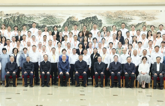 9月9日，黨和國家領(lǐng)導(dǎo)人習(xí)近平、李強(qiáng)、蔡奇、丁薛祥等在北京接見參加慶祝第四十個(gè)教師節(jié)暨全國教育系統(tǒng)先進(jìn)集體和先進(jìn)個(gè)人表彰活動(dòng)代表。新華社記者 鞠鵬 攝