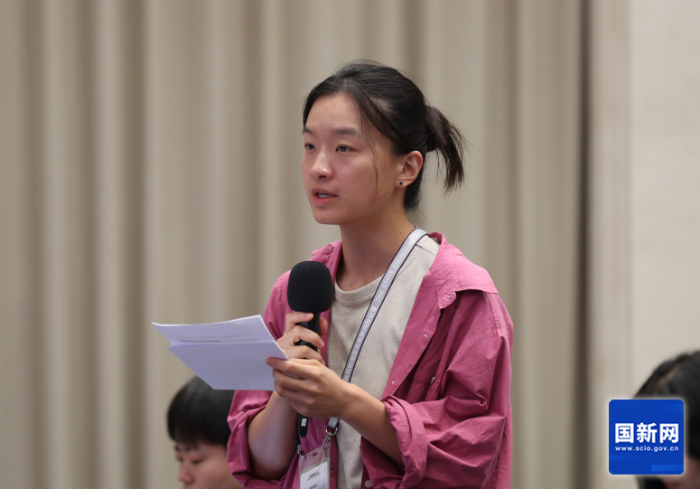 中國(guó)日?qǐng)?bào)記者提問（劉健 攝）
