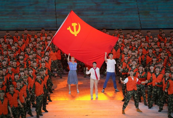 2021年6月28日晚，慶祝中國共產(chǎn)黨成立100周年文藝演出《偉大征程》在北京國家體育場(chǎng)盛大舉行。這是情景舞蹈《黨旗在我心中》。新華社記者殷博古 攝