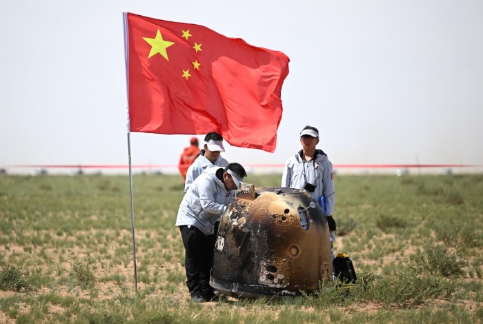 6月25日14時(shí)7分，嫦娥六號(hào)返回器攜帶來(lái)自月背的月球樣品安全著陸在內(nèi)蒙古四子王旗預(yù)定區(qū)域，探月工程嫦娥六號(hào)任務(wù)取得圓滿(mǎn)成功。新華社記者 貝赫 攝