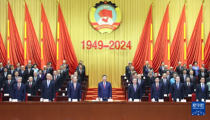 9月20日上午，中共中央、全國(guó)政協(xié)在全國(guó)政協(xié)禮堂隆重舉行慶祝中國(guó)人民政治協(xié)商會(huì)議成立75周年大會(huì)。習(xí)近平、李強(qiáng)、趙樂(lè)際、王滬寧、蔡奇、丁薛祥、李希、韓正等出席大會(huì)。新華社記者 鞠鵬 攝