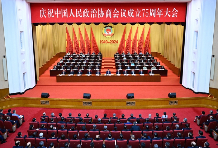 9月20日上午，中共中央、全國(guó)政協(xié)在全國(guó)政協(xié)禮堂隆重舉行慶祝中國(guó)人民政治協(xié)商會(huì)議成立75周年大會(huì)。習(xí)近平、李強(qiáng)、趙樂(lè)際、王滬寧、蔡奇、丁薛祥、李希、韓正等出席大會(huì)。新華社記者 申宏 攝
