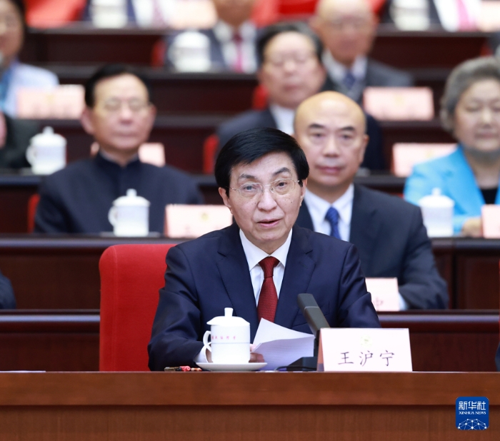 9月20日上午，中共中央、全國(guó)政協(xié)在全國(guó)政協(xié)禮堂隆重舉行慶祝中國(guó)人民政治協(xié)商會(huì)議成立75周年大會(huì)。中共中央政治局常委、全國(guó)政協(xié)主席王滬寧主持大會(huì)。新華社記者 王曄 攝
