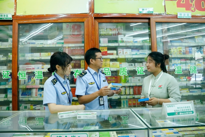圖為南寧市青秀區(qū)市場監(jiān)管局執(zhí)法人員對一家藥店在售藥品進行檢查。（何正君 攝）