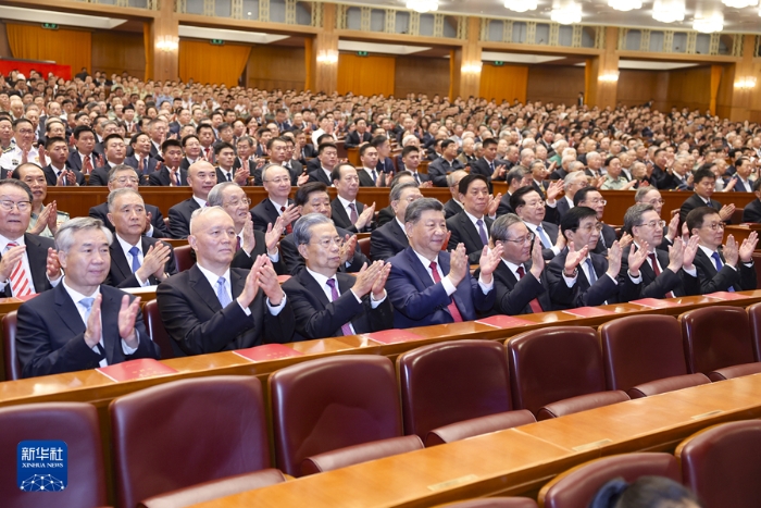 9月29日晚，慶祝中華人民共和國成立75周年音樂會在京舉行。習(xí)近平、李強、趙樂際、王滬寧、蔡奇、丁薛祥、李希、韓正等黨和國家領(lǐng)導(dǎo)人，同3000多名觀眾一起觀看演出。新華社記者 鞠鵬 攝