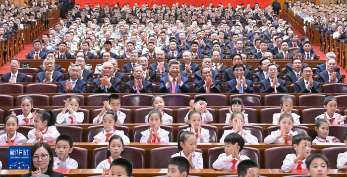 9月29日晚，慶祝中華人民共和國成立75周年音樂會在京舉行。習(xí)近平、李強、趙樂際、王滬寧、蔡奇、丁薛祥、李希、韓正等黨和國家領(lǐng)導(dǎo)人，同3000多名觀眾一起觀看演出。新華社記者 申宏 攝