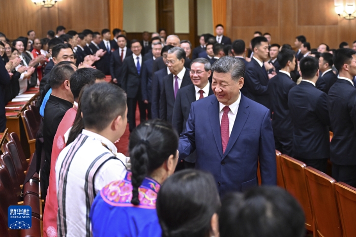 9月29日晚，慶祝中華人民共和國成立75周年音樂會在京舉行。習(xí)近平、李強、趙樂際、王滬寧、蔡奇、丁薛祥、李希、韓正等黨和國家領(lǐng)導(dǎo)人，同3000多名觀眾一起觀看演出。新華社記者 燕雁 攝