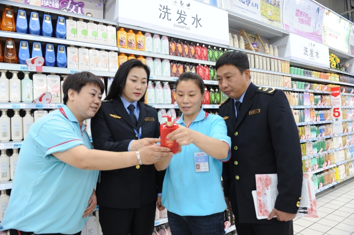 圖為該局工作人員在檢查洗發(fā)用化妝品。（孫淵 吳進(jìn)斌 攝）