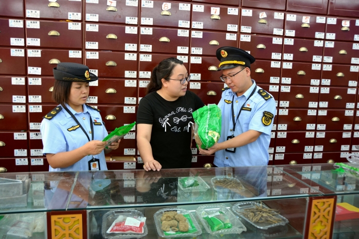 圖為10月9日，該局青羊鎮(zhèn)市場(chǎng)監(jiān)管所執(zhí)法人員在一家藥店檢查中藥飲片是否變質(zhì)。（文光輝 攝）