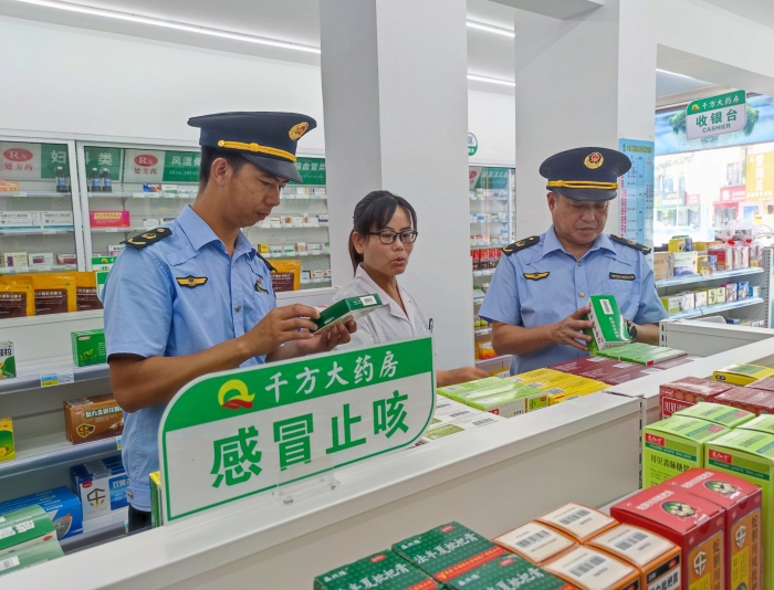 圖為該局執(zhí)法人員在一家藥店檢查感冒藥質(zhì)量。（鄢國(guó)卿 攝）