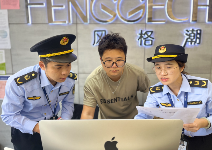 圖為該局執(zhí)法人員在一家美發(fā)店內(nèi)開展檢查。（孫俊輝 孫建新攝）