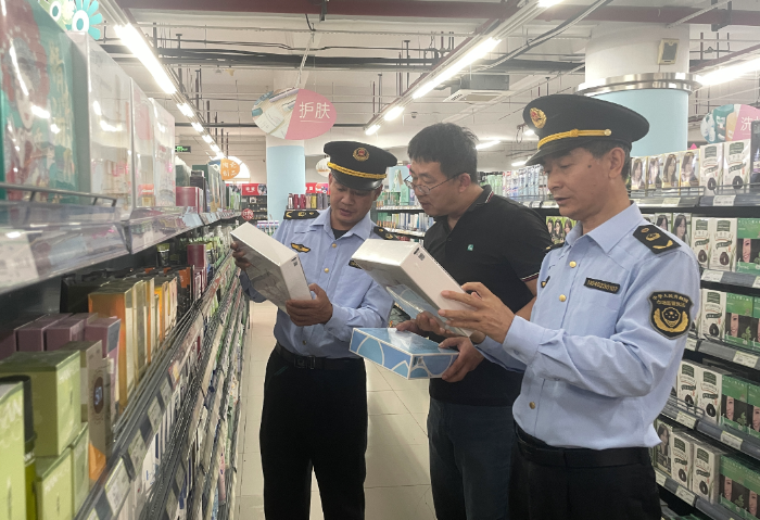 圖為該局執(zhí)法人員現(xiàn)場檢查化妝品放心消費創(chuàng)建單位。（吳曉霞 通訊員孫建新 攝）