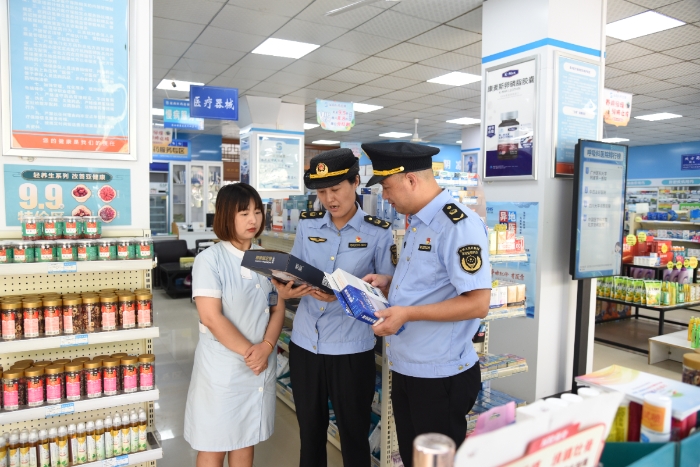 圖為該局執(zhí)法人員在一家醫(yī)療器械經(jīng)營企業(yè)檢查腰椎固定帶的標(biāo)簽標(biāo)識等情況。