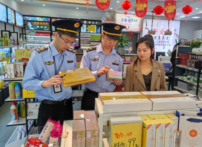圖為10月21日，該局執(zhí)法人員在一家化妝品專賣店檢查產(chǎn)品質(zhì)量。（通訊員鄢國卿 攝）