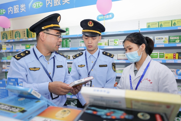 圖為該局執(zhí)法人員在轄區(qū)內(nèi)一家藥店內(nèi)開展現(xiàn)場檢查。（朱珍利 通訊員孫建新 攝）