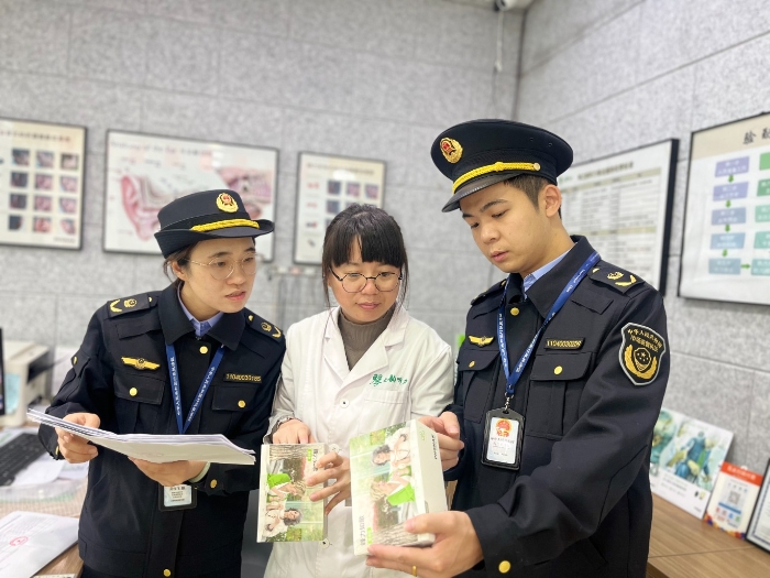圖為該局執(zhí)法人員在一家助聽器專賣店內(nèi)檢查。（孫俊輝 孫建新攝）