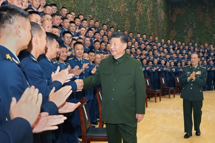 11月4日，中共中央總書記、國家主席、中央軍委主席習近平到空降兵軍視察。這是習近平親切接見空降兵軍官兵代表。新華社記者 李剛 攝