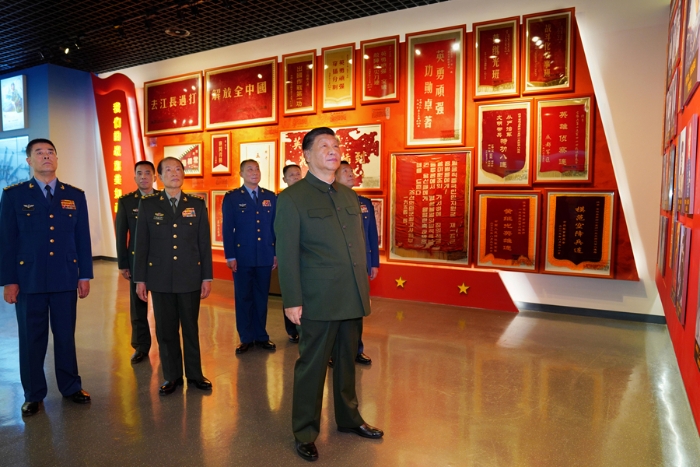 11月4日，中共中央總書記、國家主席、中央軍委主席習近平到空降兵軍視察。這是習近平參觀空降兵軍軍史館。新華社記者 李剛 攝
