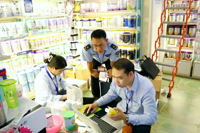 南寧市市場監(jiān)管局到興寧區(qū)某母嬰用品店開展兒童化妝品監(jiān)督抽檢。（何正君 攝）